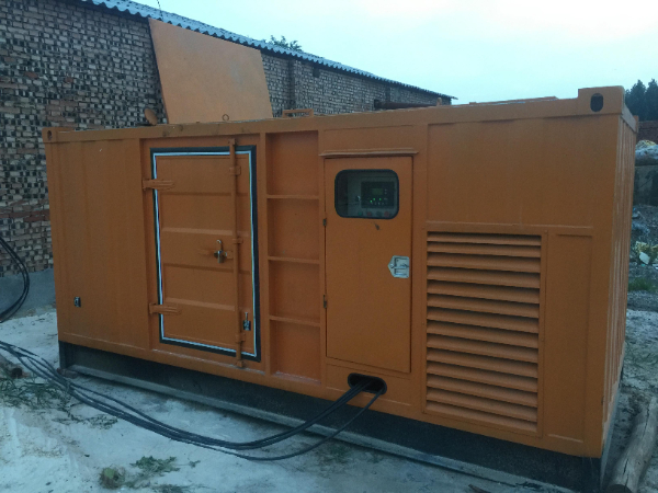 酒泉发电机组长期使用中，电缆线的敷设路径有哪些要求？